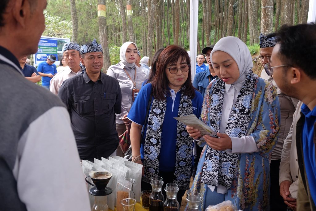 meninjau UMKM Kopi binaan FIFGROUP